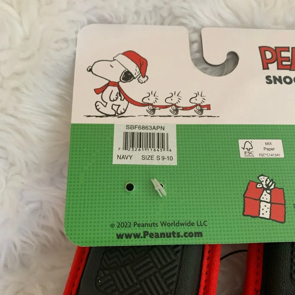 PEANUTS Snoopy youth slippers in size 9-10 NWT